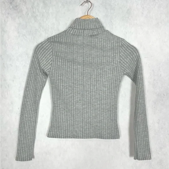 Light Grey turtle neck top cropped long sleeve sweater weather NWT - Picture 3 of 3